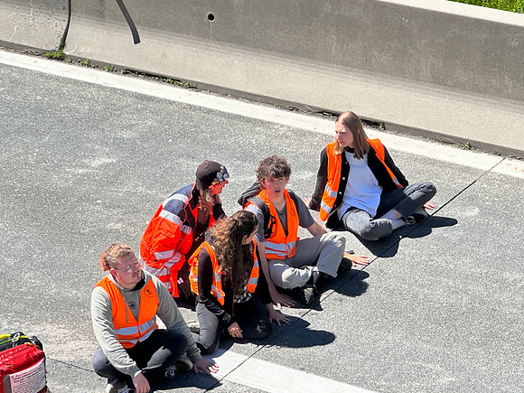Klima-Kleber Blockade A10 bei Hallein