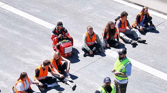 Klima-Kleber Blockade A10 bei Hallein