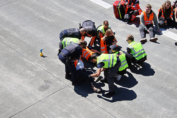 Klima-Kleber Blockade A10 bei Hallein