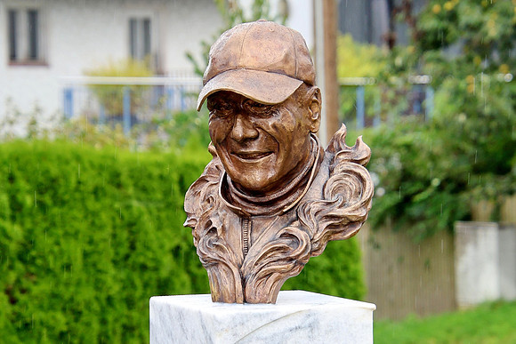 Bronzebüste zu Ehren von Niki Lauda