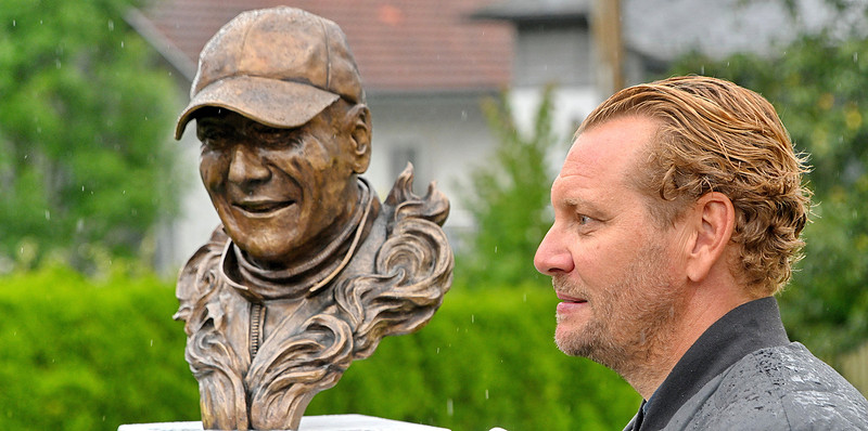 Bronzebüste zu Ehren von Niki Lauda