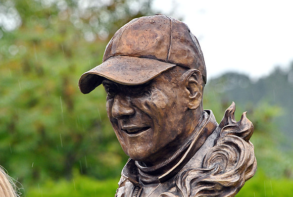 Bronzebüste zu Ehren von Niki Lauda