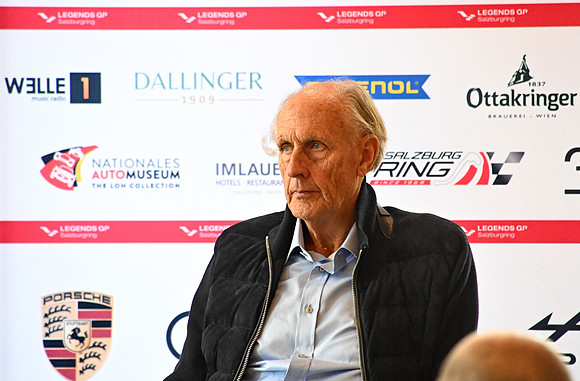 Bronzebüste zu Ehren von Niki Lauda