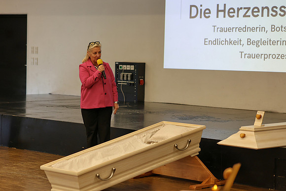 Speeddating und Sargbar
