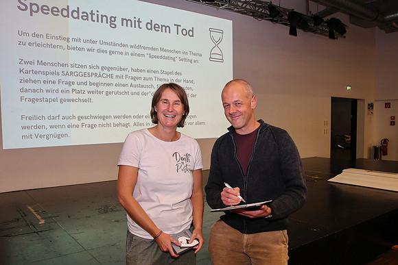 Speeddating und Sargbar