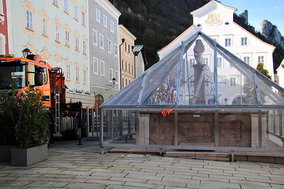 Brunnen bekommt Winterkleidung