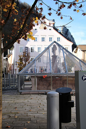 Brunnen bekommt Winterkleidung