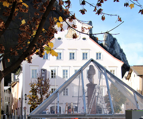Brunnen bekommt Winterkleidung