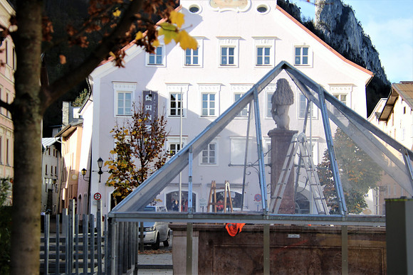 Brunnen bekommt Winterkleidung