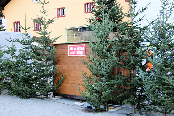 Aufbauarbeiten Halleiner Weihnachtsmarkt