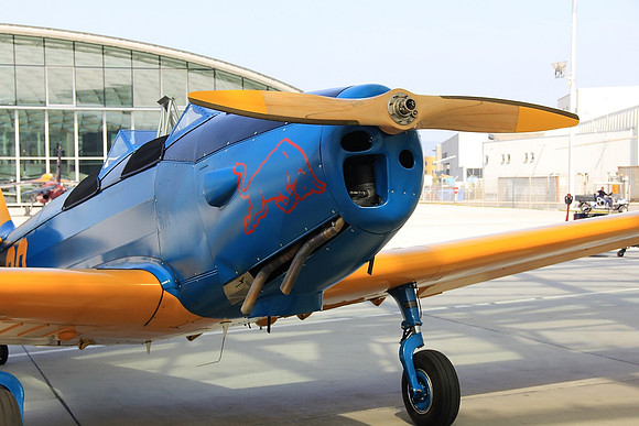 An Board im Hangar-7