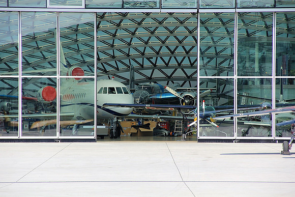 An Board im Hangar-7