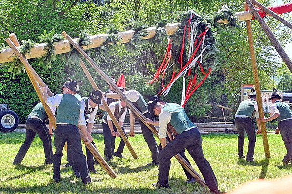 Maibaumaufstellen