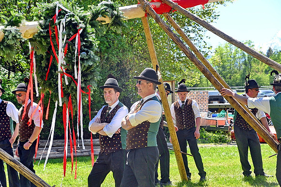 Maibaumaufstellen