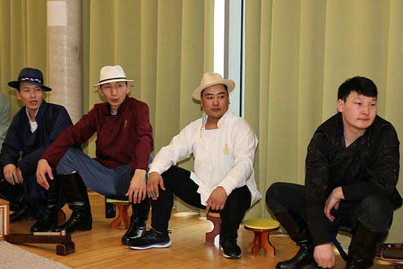 Tsagaan Sar, mit dem "Shagain Kharvaa"