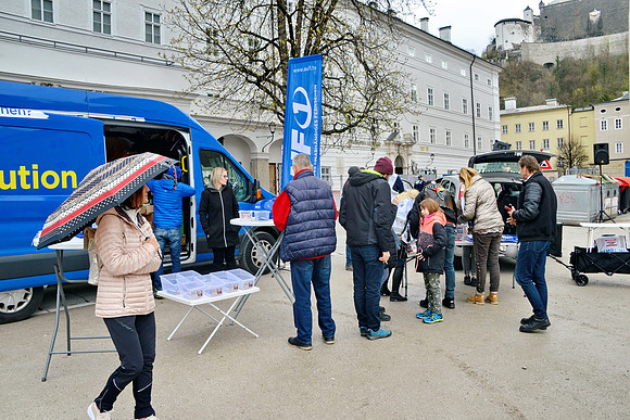 Friedenskonvoi fährt durch Salzburg