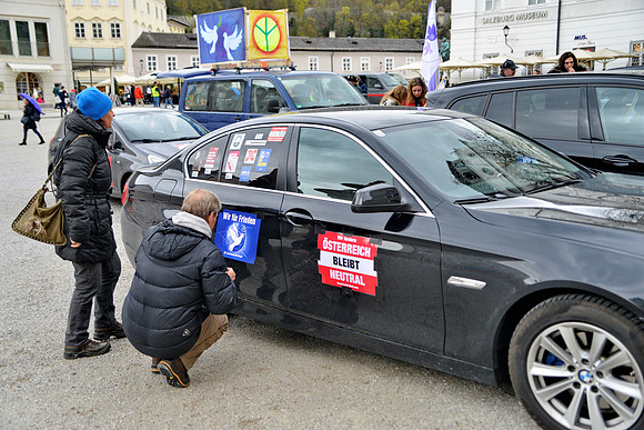 Friedenskonvoi fährt durch Salzburg