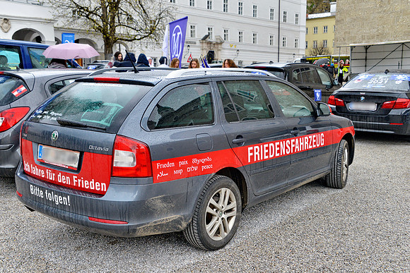 Friedenskonvoi fährt durch Salzburg