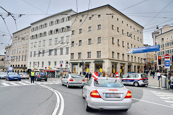 Friedenskonvoi fährt durch Salzburg