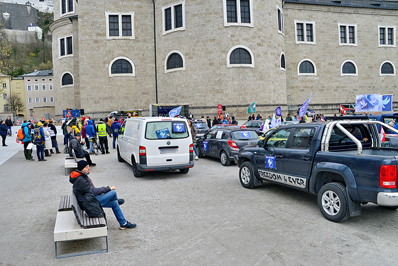 Friedenskonvoi fährt durch Salzburg