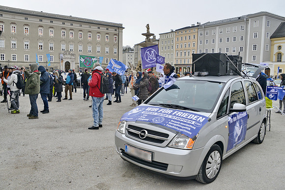 Friedenskonvoi fährt durch Salzburg