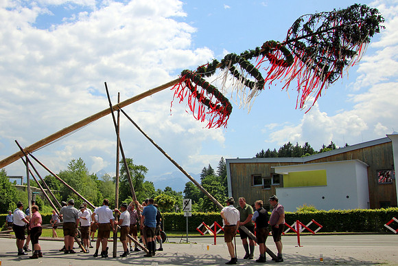Maibaumaufstellen