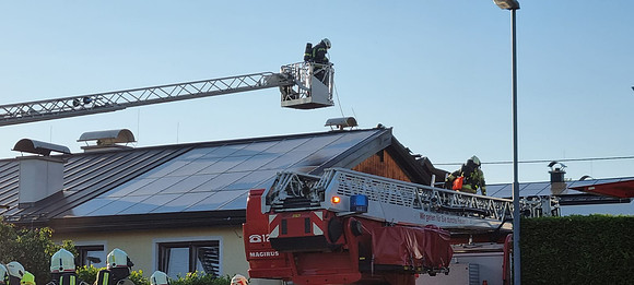 Flammen griffen auf Haus über