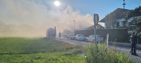 Flammen griffen auf Haus über