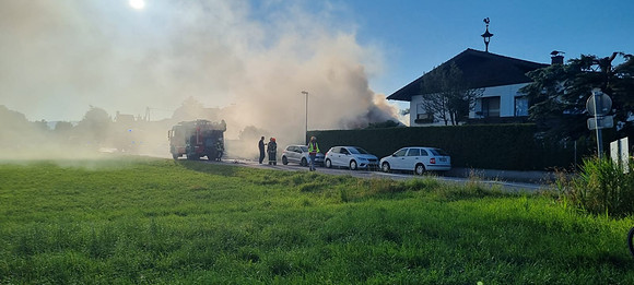 Flammen griffen auf Haus über