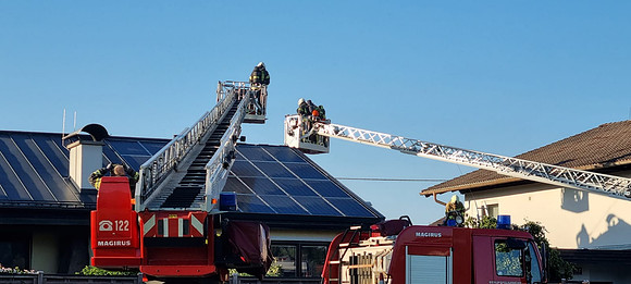 Flammen griffen auf Haus über