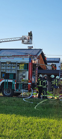 Flammen griffen auf Haus über