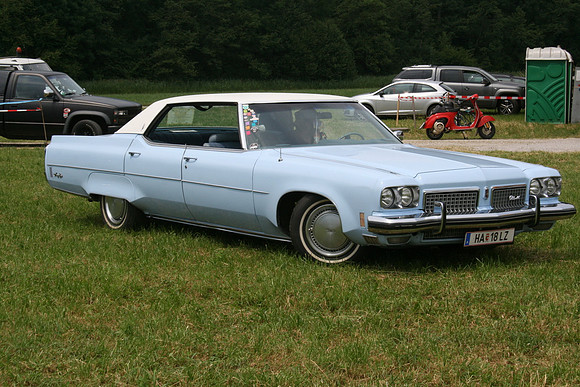 Detroit Muscle V8 Party