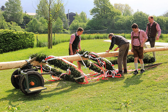 Maibaum am Kuchler Bürgerausee