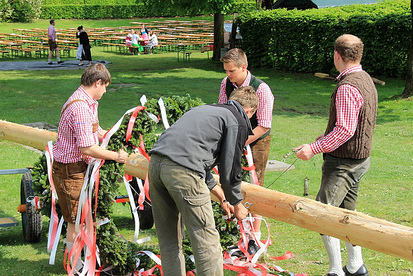 Maibaum am Kuchler Bürgerausee