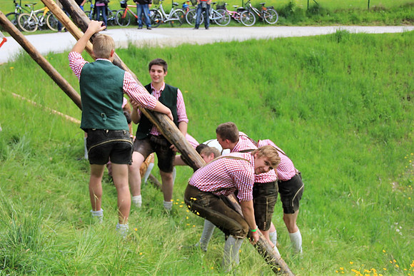 Maibaum am Kuchler Bürgerausee
