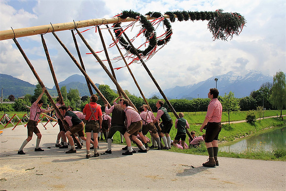 Maibaum am Kuchler Bürgerausee