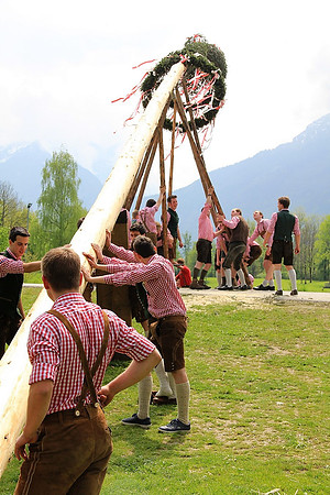 Maibaum am Kuchler Bürgerausee
