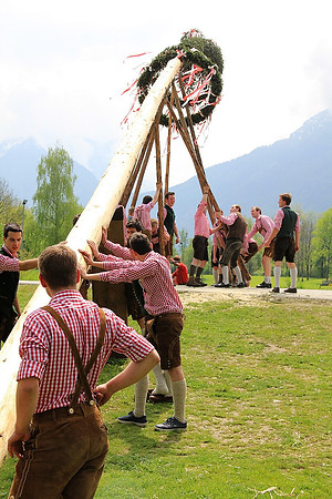 Maibaum am Kuchler Bürgerausee