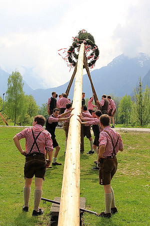 Maibaum am Kuchler Bürgerausee