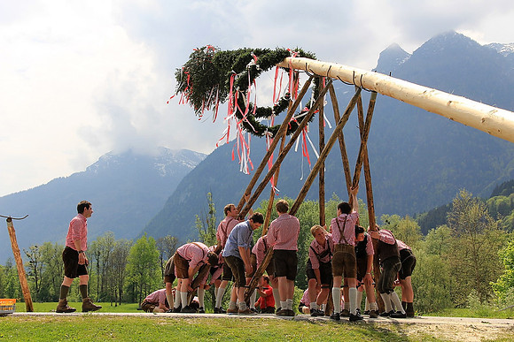 Maibaum am Kuchler Bürgerausee