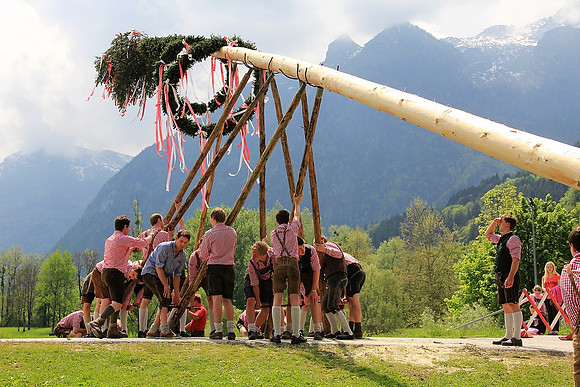 Maibaum am Kuchler Bürgerausee