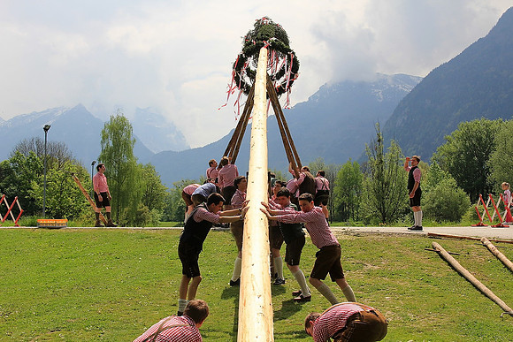 Maibaum am Kuchler Bürgerausee