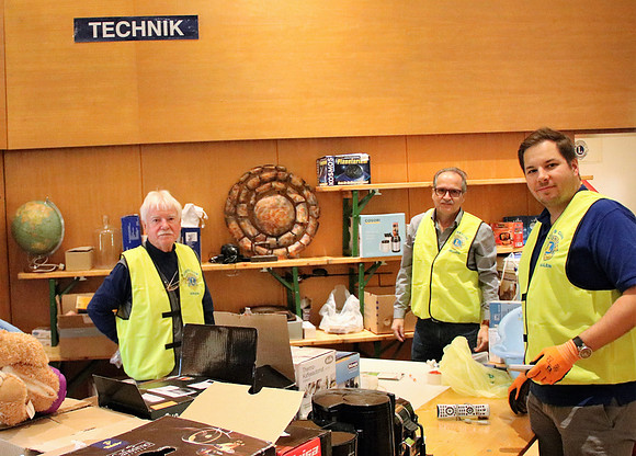 Vorbereitung Lions Club Flohmarkt - Hallein