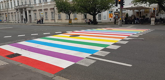 Erster Regenbogen Zebrastreifen in Salzburg
