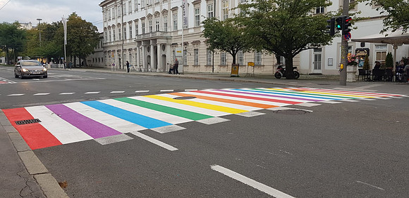 Erster Regenbogen Zebrastreifen in Salzburg
