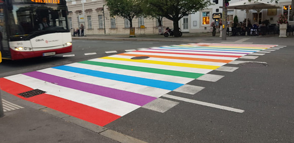 Erster Regenbogen Zebrastreifen in Salzburg