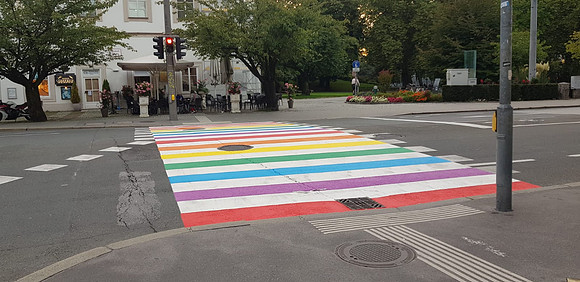 Erster Regenbogen Zebrastreifen in Salzburg