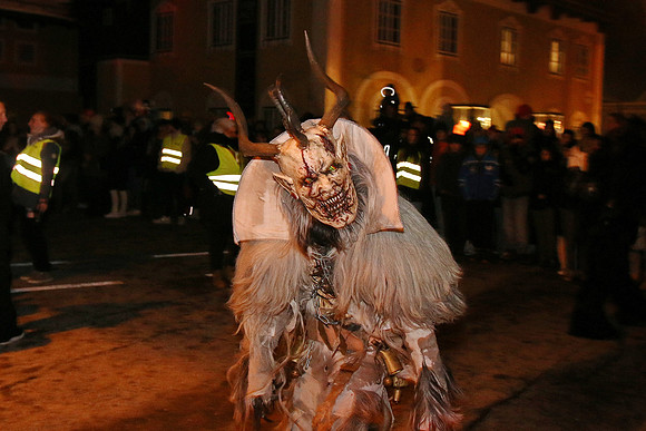 Maxglaner Krampus und Perchtenlauf