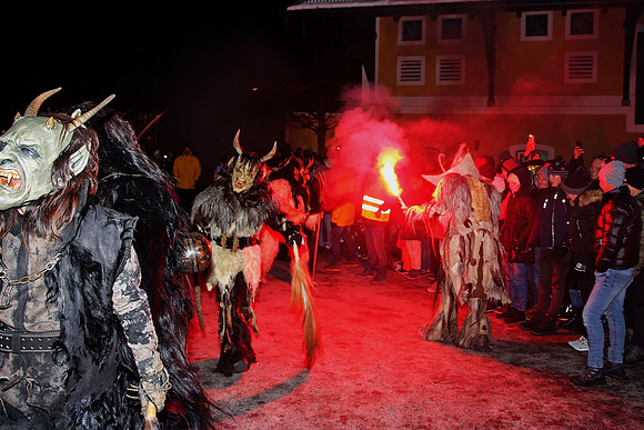 Maxglaner Krampus und Perchtenlauf