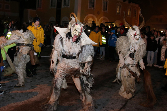 Maxglaner Krampus und Perchtenlauf
